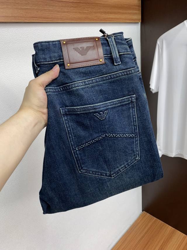 阿玛尼 2025Ss秋冬 新品 原单男士修身牛仔休闲裤 纯血统品 G柜7000+ 每季必出的类型，无需质疑的热卖王牌单品，符合四季最佳的搭配色号 整体的风格延续