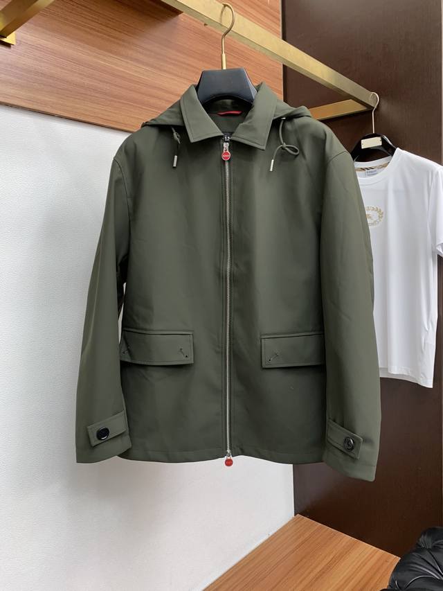 Kiton 25Ss最新品 经典双面夹克外套，设计帅气有型！百搭必备单品，时尚潮牌， 轻松营造酷帅氛围感 ，高级感满满，在低调又时髦撞色设计特别吸睛，宽松版型百