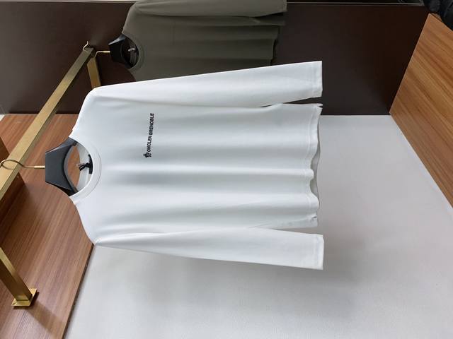 蒙口 2025秋冬专柜新款 时尚休闲打底衫长袖T恤，精选进口高密度膨体德绒系列 膨体蓄暖，糯感新生绒云裹冬，暖序织柔 进口定制针织面面料，精致原版Logo打造，