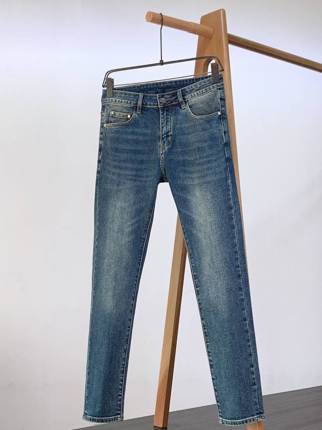 Brunello Cucinelli 布鲁奈罗.库奇内利 2025Fw早秋新品 高级时装感 牛仔面料 , 洗水牛仔裤。 面料很特殊，超细精仿棉纱混纺，超柔舒适感