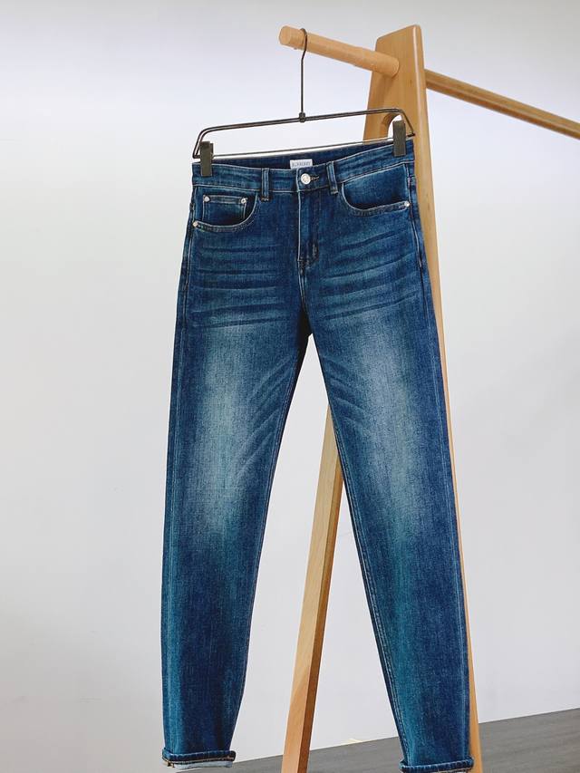 Burberry 巴宝莉 2025Fw早秋新品 高级时装感 牛仔面料 , 洗水牛仔裤。 面料很特殊，超细精仿棉纱混纺，超柔舒适感。 具备牛仔随性感 ,休闲感 ,