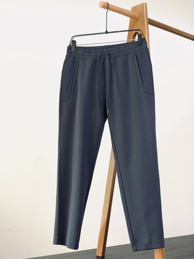 Arcteryx 始祖鸟 2025Fw早秋新品 主调低调百搭，腰间抽绳粗细适中，编织紧密，调节松紧顺手又耐用，哪怕频繁拉扯也不变形。 裤身小标是品牌灵魂 立体浮