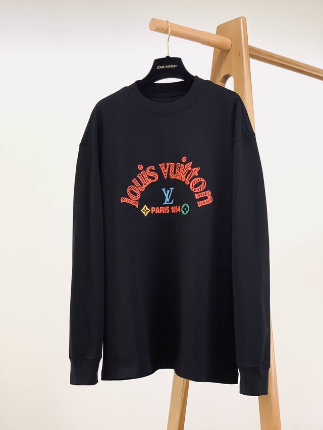 Louisvuitton 路易威登 2025Fw早秋新品 浮雕标识长袖打底衫。立体感Logo廓形半袖T恤，甄选高支纯棉打造，手感面糯有骨感，柔而有韧性。液氨工艺