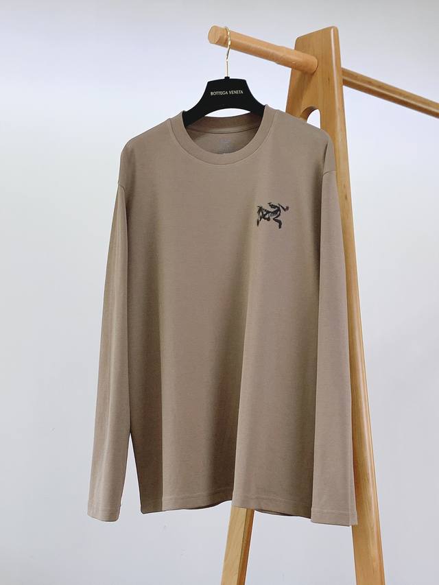Arcteryx 始祖鸟 2025Fw秋冬新品 休闲长袖打底衫，立体感Logo廓形长袖打底T恤，甄选优质面料打造，手感面糯有骨感，柔而有韧性。液氨工艺处理，韧性
