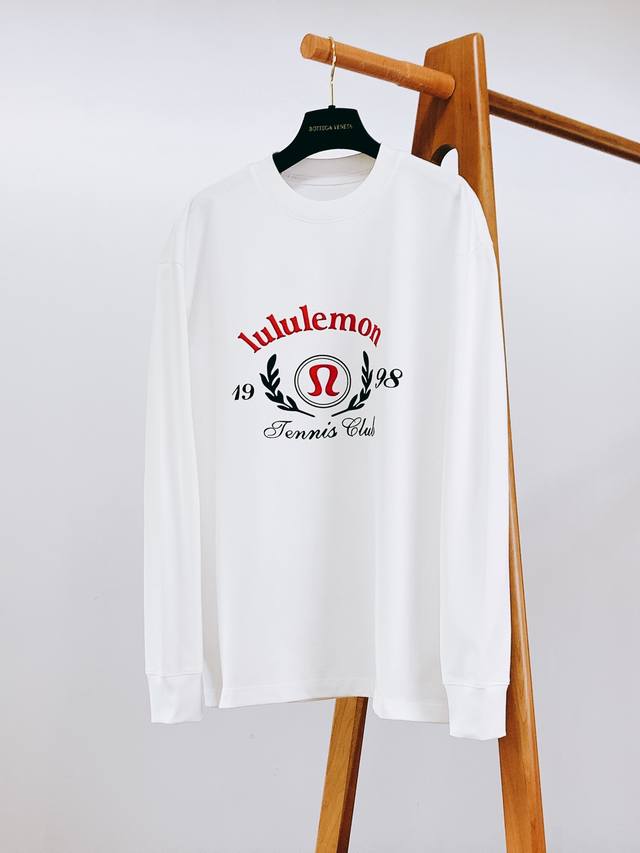 Lululemon 露露乐蒙 2025Fw早秋新品 植绒印花长袖打底衫。立体感Logo廓形半袖T恤，甄选高支纯棉打造，手感面糯有骨感，柔而有韧性。液氨工艺处理，