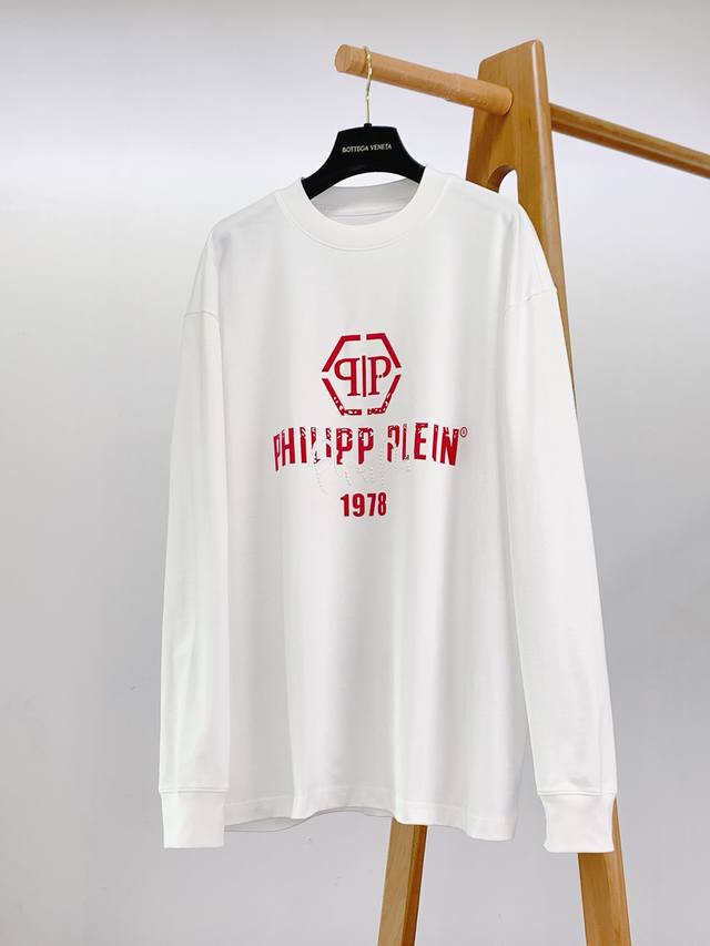 Philipp Plein 菲利普.普兰茵 2025Fw早秋新品 钉珠植绒印花长袖打底衫。立体感Logo廓形半袖T恤，甄选高支纯棉打造，手感面糯有骨感，柔而有韧