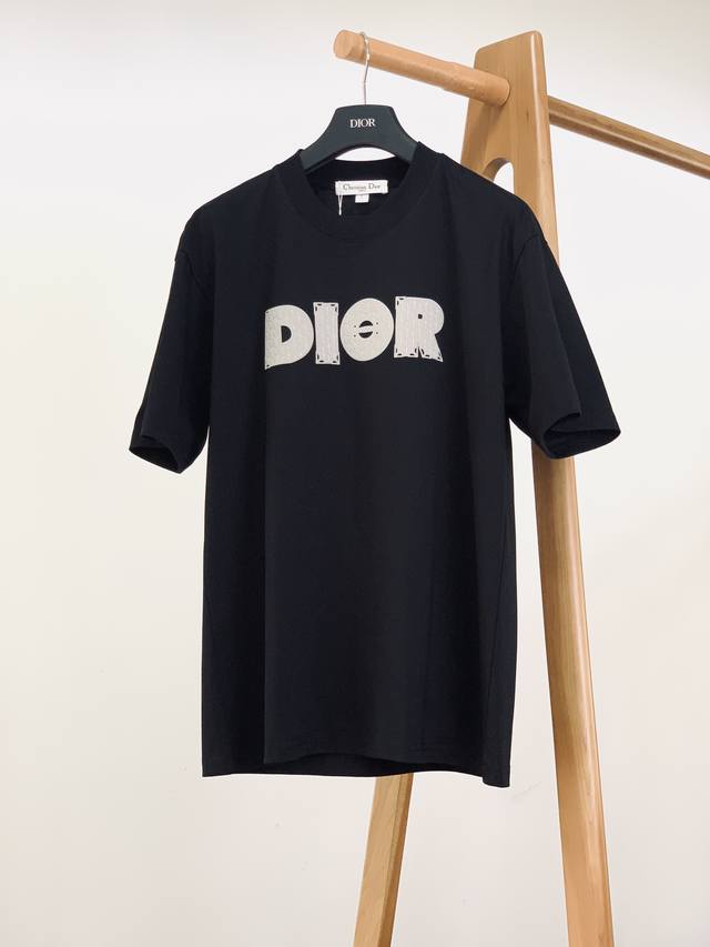Dior Homme 迪奥 桀傲 2025Ss春夏新品 发泡印花T恤。经典纯色T打底，胸前立体发泡印花标识图案，字母带着纹理，发泡工艺让图案有厚度、有层次，摸起