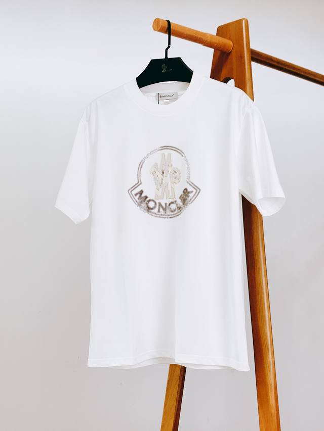 Moncler 蒙口 2025Ss春夏新品 简约标识T恤，经典永不过时 前胸立体印花浮雕标识图案，利落醒目，后背干净纯粹，高级“Less Is More” 细腻
