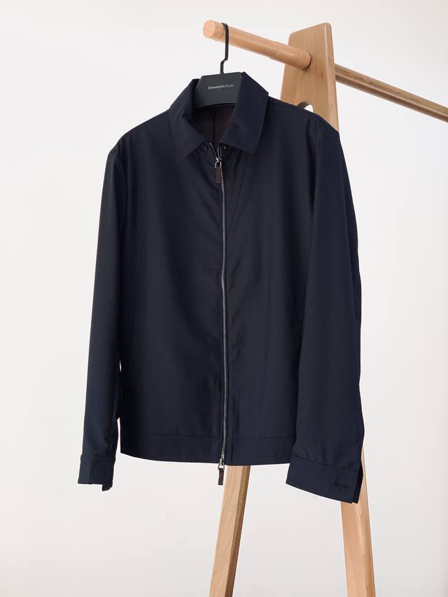 Ermenegildo Zegna 杰尼亚 商务精英系列 Ez家族拥有独到的剪裁设计和完美的意式时装美学理念，以及对于面料的精心探索与精心雕琢，将传统工艺和现代