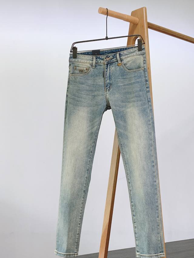 Emporio Armani 阿玛尼 2025Fw早秋新品 高级时装感 牛仔面料 , 洗水牛仔裤。 面料很特殊，超细精仿棉纱混纺，超柔舒适感。 具备牛仔随性感