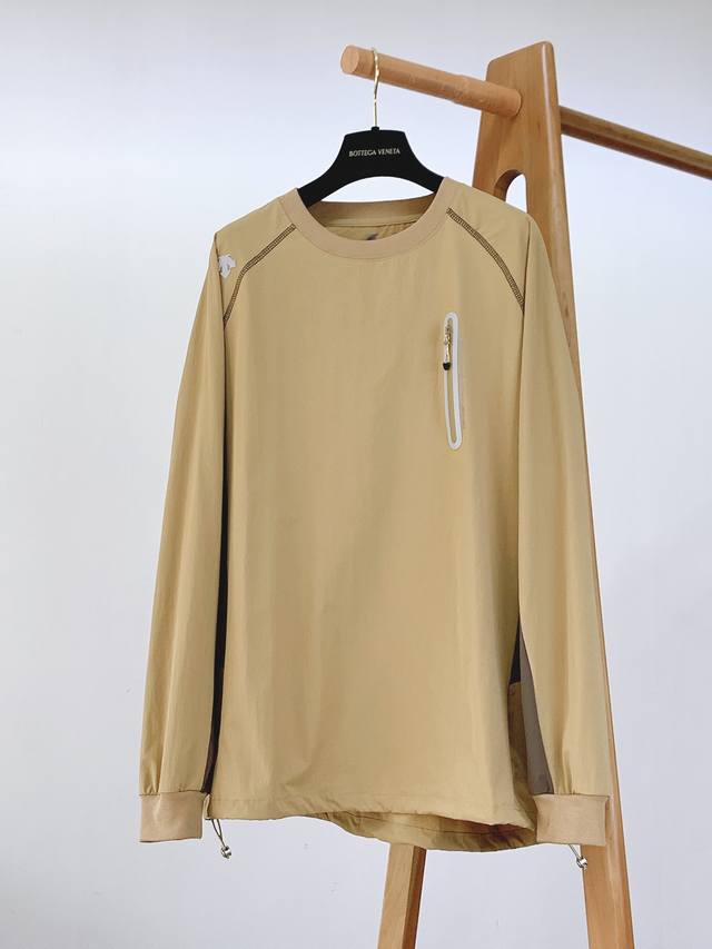 Descente 迪桑特 2025Fw早秋新品 这款上衣整体采用简约的圆领设计，流畅的线条勾勒出利落的轮廓，没有过多繁杂的装饰，却充满了高级感。不仅百搭，还能在