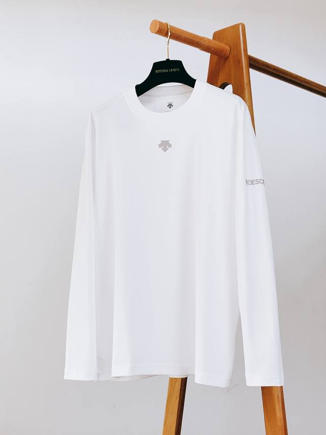 Descente 迪桑特 2025Fw秋冬新品 休闲长袖打底衫，立体感Logo廓形长袖打底T恤，甄选优质面料打造，手感面糯有骨感，柔而有韧性。液氨工艺处理，韧性