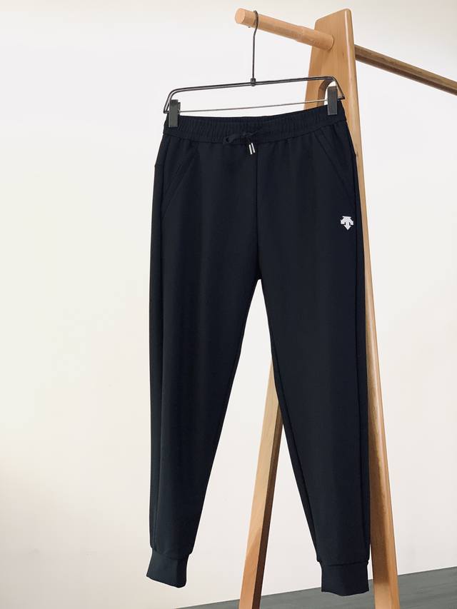 Descente 迪桑特 2025Fw早秋新品 时尚抽绳休闲裤，渠道精品，宽松体常规设计裁剪,兼具个性时尚范儿,与生俱来的不平凡！客供御用面料打造，极为细腻的油