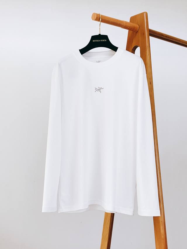 Arcteryx 始祖鸟 2025Fw秋冬新品 休闲长袖打底衫，立体感Logo廓形长袖打底T恤，甄选优质面料打造，手感面糯有骨感，柔而有韧性。液氨工艺处理，韧性