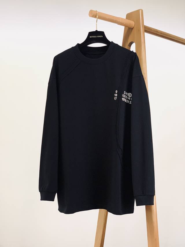 Maison Margiela Mm6 马丁马吉拉 2025Fw早秋新品 限定款套头打底衫，以排山倒海之势成为搜索率最高、关注度最高，明星潮人们最爱的新宠。各种
