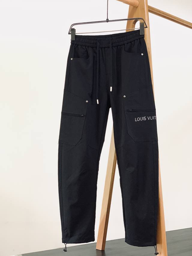 Louisvuitton 路易威登 2025Fw早秋新品 复古工装休闲裤，双层针织，定制的面料，客供五金辅料～四季中不可缺少的必备单品，在日常穿搭中，合理的卫裤