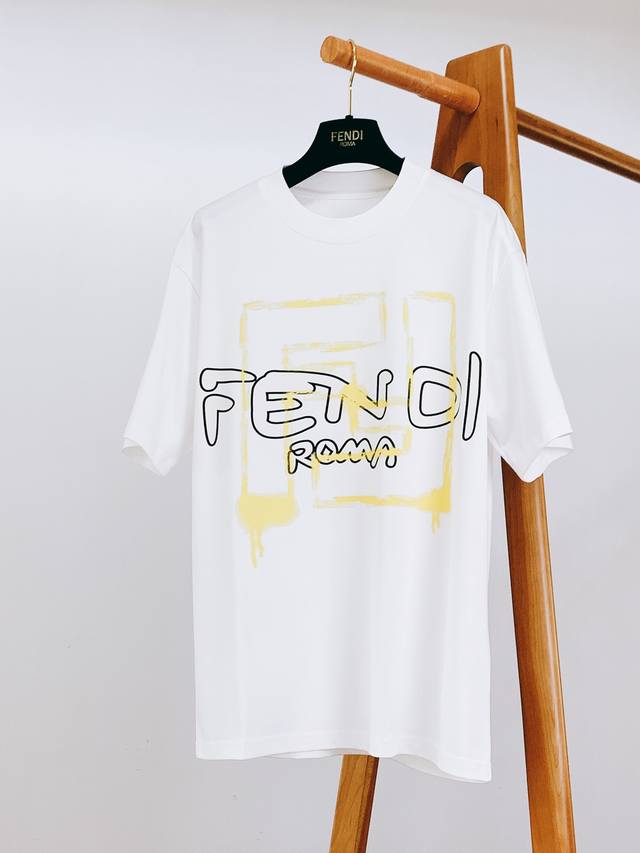 Fendi 芬迪 2025Ss春夏新品 休闲印花T恤。经典圆领设计，不挑人，不管是单穿还是叠穿，都能轻松适配各种风格，轻松拿捏高级感。 前幅经典大标识印花，水墨