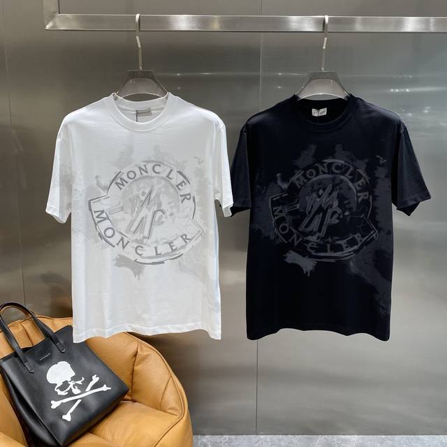 蒙家 Moncler 泼墨T把暗黑高级 经典打底，泼墨质感的品牌标志，版型是微宽松M-3Xl 隔天