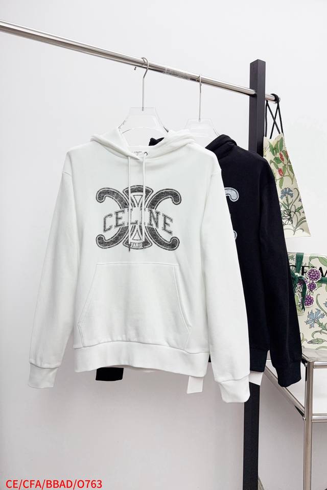 O763 Celine 25新品棉质印花卫衣 柔软棉质针织面料饰有品牌标识图案印花 可调节抽绳连体兜帽 罗纹袖口和下摆 男女同款 推荐入手 ：白色 黑色 ：S-