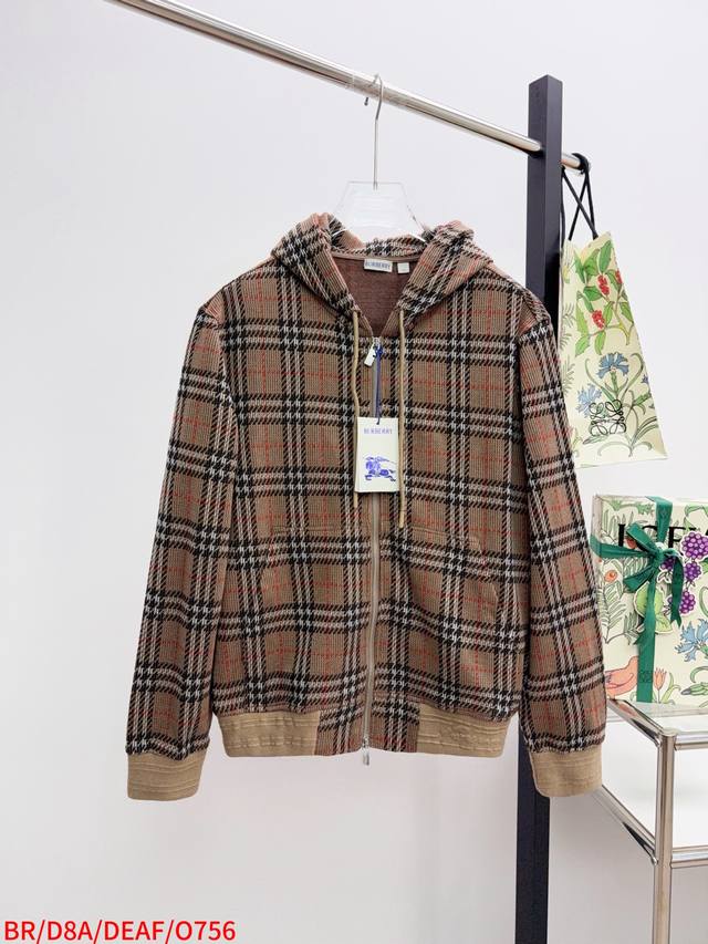 O756 Br Burberry棉质混纺格纹拉链开衫 面料选择： 以棉为主体喂入6%聚酯纤维，2%弹性纤维混纺而成。棉纤维具有天然亲肤、柔软、吸水性强等特点。其