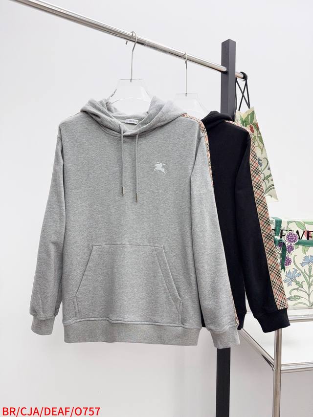 O757 Br 巴宝莉Bbr格纹棉质拉链连帽卫衣Burberry 采用轻盈翻面绒棉质面料，一面光滑的棉质表面，一面经过起绒处理，形成细腻的绒毛，整体轻薄，同时具