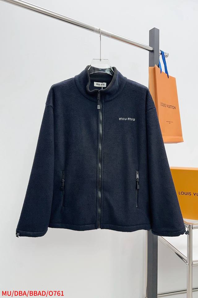 O761 Mu Miumiu 25Ss新款全拉链外套 定制Yb进口材质 质感柔软舒适 亲肤保暖 换季叠穿 时髦又御寒 连帽拉链版型 开衩随意调节 胸前融入品牌字