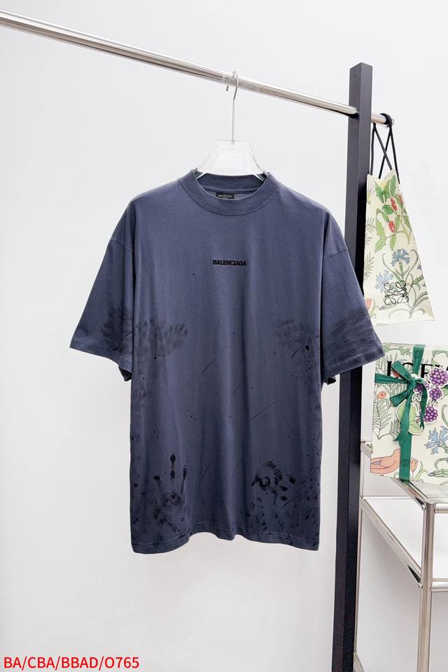 O765 Ba Balenciaga 巴黎Blcg 油墨做旧刺绣短袖 采用纯棉面料，衣身涂鸦喷漆做旧处理，进口机刺绣。整体走线平直细腻，面料舒适柔软，颜色一致无