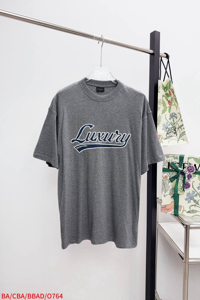 O764 Ba Balenciaga 巴黎Blcg 25Ss新款Luxury Script廓形刺绣短袖T恤 采用平纹针织面料，上身柔软舒适。圆领设计，正面饰以L