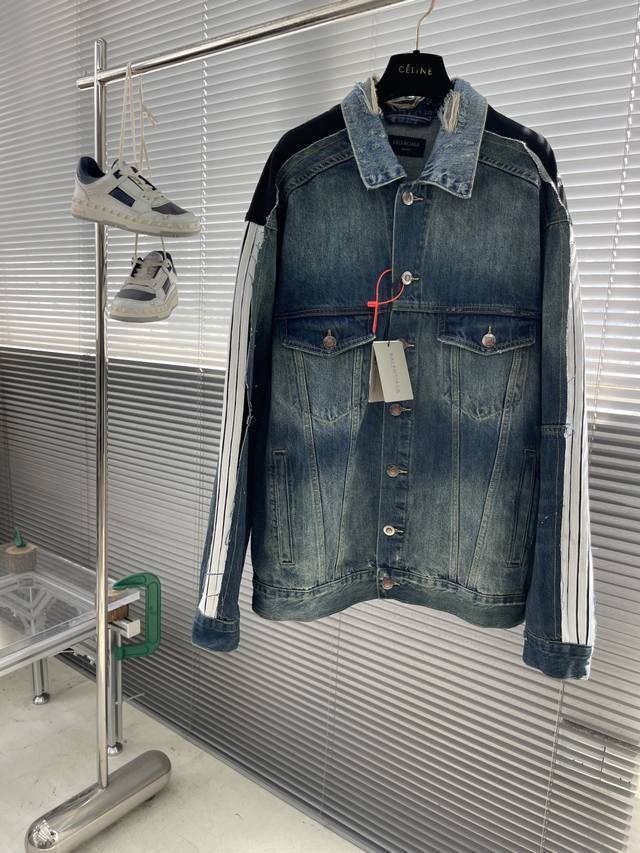 Balenciag Cut-Up 牛仔夹克 定制棉韵丹宁与幻影科技交织的复古织料 质感卓越 舒适贴肤 以蓝色主色调带着牛仔文化的不羁与随性 一场独特蓝黑白三色的