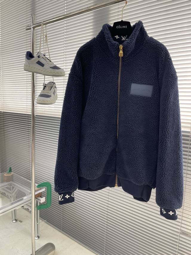 驴牌 24Ss新款绒面束腰夹克为罗纹袖口和内领点缀 Monogram 提花，再以胸前的路易威登贴饰标记品牌身份。优雅格调成就早秋外搭佳选。 男女同款！ 码数：S