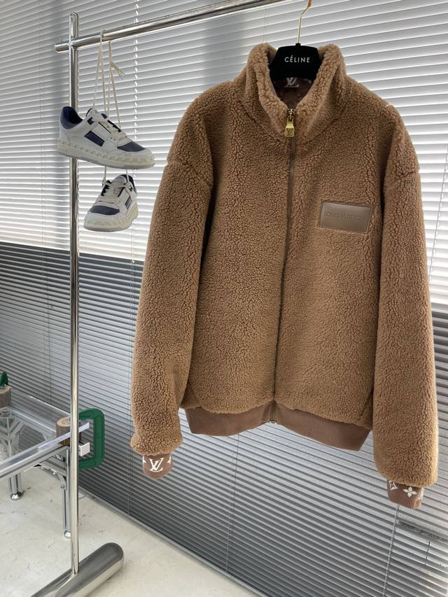 驴牌 24Ss秋冬新款绒面束腰夹克为袖口和内领融入撞色 Monogram 提花织纹，再于胸前皮革贴饰压印路易威登标识。科技面料内衬铺陈全幅 Monogram 图