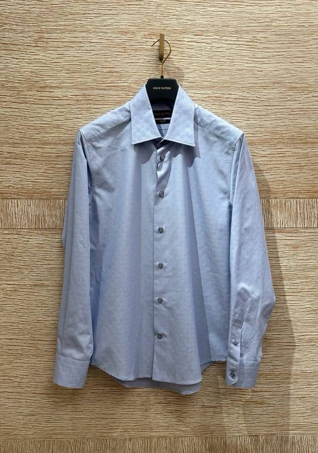 驴牌 25Ss新款长袖衬衫为细腻棉布铺陈 1V Fishnet 提花织纹，令正式着装流露儒雅气息。顶端纽扣标注 1V 字母，前襟点缀 1V 与 Monogram