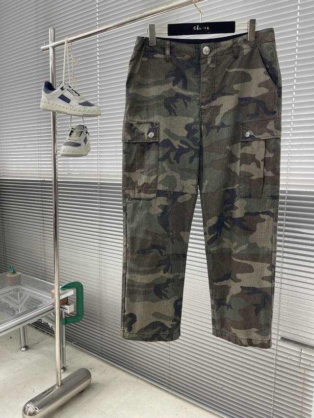 Ch 克罗心 迷彩拼皮真古银工装裤 大身面料采用订染全面分格迷彩 里布采用Ch提花里布 均为1000米起订 整裤共14个真古银五金 成本一半都贵在五金上面 拼皮