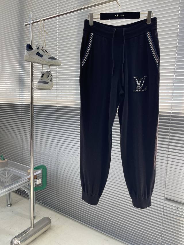 驴牌 25Ss新款棉质针织运动裤浸染深邃色调，于两侧和后袋融入缤纷钩针风格罗纹细节，与左侧 1V 刺绣标识的棋盘格纹图案互为呼应。可与同款束腰夹克共筑闲雅造型，