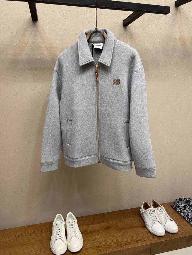 Miu Miu 棉质平纹针织夹克，正品25400购入开发，680克平纹复合面料 2*2潮牌螺纹440克，哑光质感皮革，进口刺绣，面料复合，定制1：1拉链，定制1