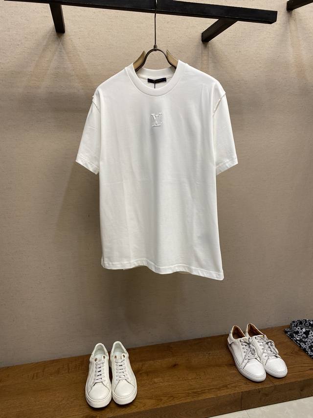 Lv 路易家 本款 T 恤取材柔软重磅100%纯棉，以轻盈硅质塑造正面 1V 标识压纹，与Zp一致纳米级硅胶不出印痕 绝不扎身，摩登气息一眼即现。翻转效果真丝标