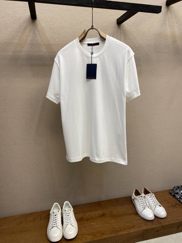 Lv、Os宽松版男女同款1V 路易20年 经典 标签卡扣 半袖T恤 Zp订制 克重洗水棉 双肩两针三线Zp打版 低调奢华百搭款 Os宽松版型设计超级减龄款！纯棉