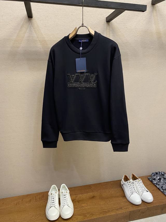 Lv，黑钻章仔圆领卫衣 原,700购买；纯棉质鱼鳞底面料、标准版型、罗纹衣领、袖口和下摆、胸前呈现标识贴饰、以莹泽莱茵石和串珠构筑 # 纯棉鱼鳞底面料 采用16