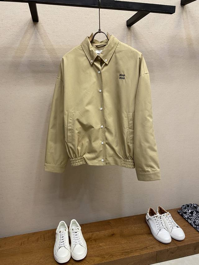 Miu Miu 纯色单排扣长袖夹克外套，正品19534购入开发，定制定染高密度斜纹棉质布，人丝里布，进口刺绣，面料酵洗，定制1：1纽扣，定制1：1商标，宽松版型