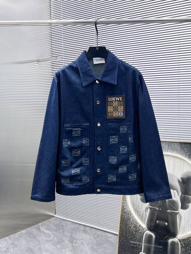 罗意威 Loewe 2025新款 翻领 牛仔 夹克 外套，高端版本！专柜定制面料 透气舒适度高，细节无可挑剔，品牌元素设计理念，体现高品质。手感细腻柔软！呈现休