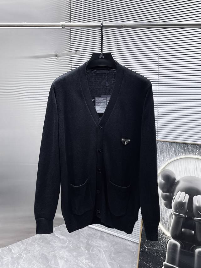 普拉达 Prada 2025Ss新款 羊毛混纺 长袖 开衫 毛衣 羊毛衫 ，高端版本！专柜定制面料 透气舒适度高，细节无可挑剔，品牌元素设计理念，体现高品质。手