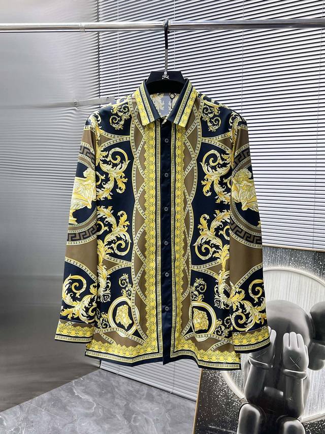 范思哲 Versace 2025Ss新款男士长袖 衬衫 衬衣，高端版本！专柜定制面料 透气舒适度高，细节无可挑剔，品牌元素设计理念，体现高品质。手感细腻柔软！呈