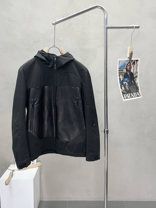 Louis Vuitton路易威登独家专供新款原单男士休闲拼皮夹克 高端定制 高版本 时尚百搭爆款原版进口面料 领口衣摆 Logo图案设计 手感超柔软细腻 穿着