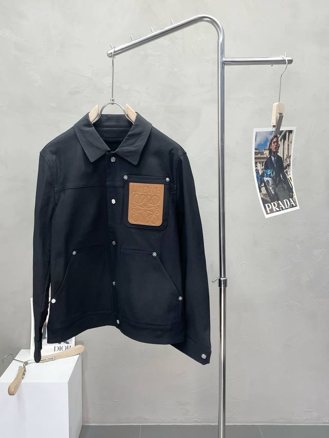 Loewe罗意威独家专供新款原单男士休闲夹克 高端定制 高版本 时尚百搭爆款原版进口面料 领口衣摆 Logo图案设计 手感超柔软细腻 穿着亲肤舒适 高端精品 代