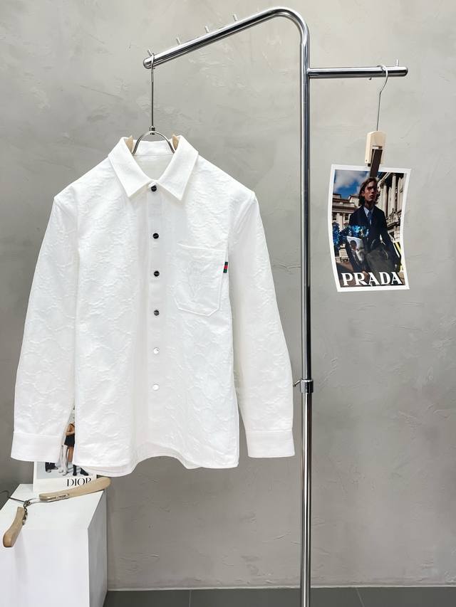 Gucci古驰独家专供新款原单男士休闲牛仔外套 高端定制 高端版本 时尚百搭爆款进口面料 手感超柔软细腻 穿着亲肤舒适 高端精品 代工厂P精细做工 上身非常赞