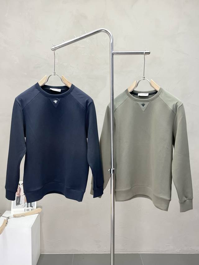 Dior迪奥独家专供最新时尚卫衣 经典设计感与颜值爆棚的外套，品质更是无法挑剔品控可以直接入手，不容过错的高端臻品！通过细节图片便可感受到它强悍的气场，聚温保暖