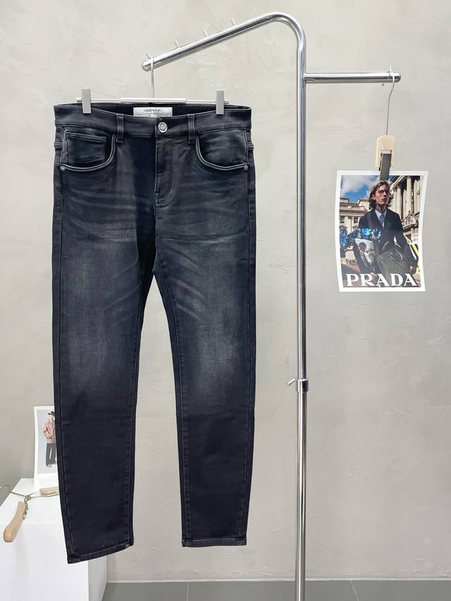 Armani阿玛尼独家专供新款 牛仔裤高端版本！专柜定制面料 透气舒适度高，细节无可挑剔，品牌元素设计理念，体现高品质。手感细腻柔软！呈现休闲裁剪，上身版型超赞