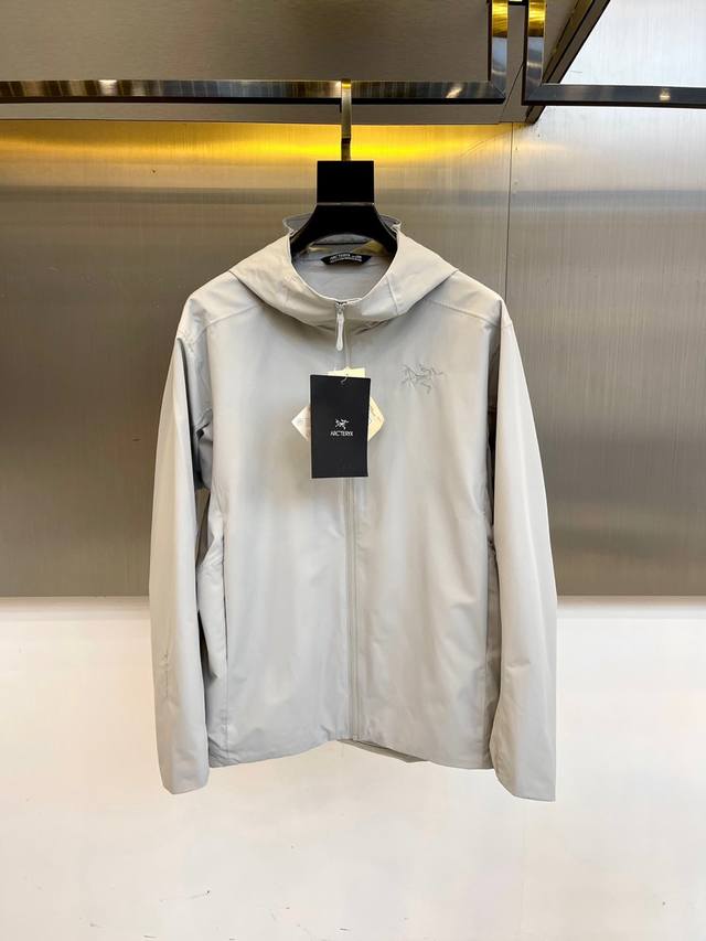 Arc'teryx 始祖鸟、2025秋冬新发售连帽夹克 专业机能，始祖鸟标志性设计，精选Gore-Tex科技面料，54%锦纶+42%聚酯纤维+4%氨纶配比，防水