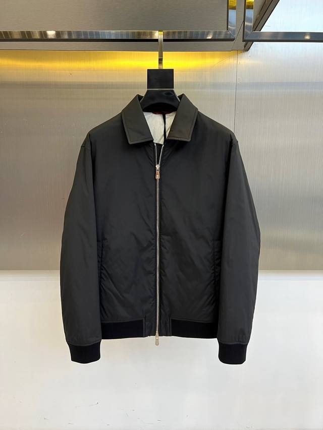 Brunello Cucinelli-Bc、 高品质 2025秋冬夹克。以极简线条诠释永恒优雅。翻领设计勾勒从容气质，哑光拉链低调闭合，袖口与下摆的罗纹细节 每