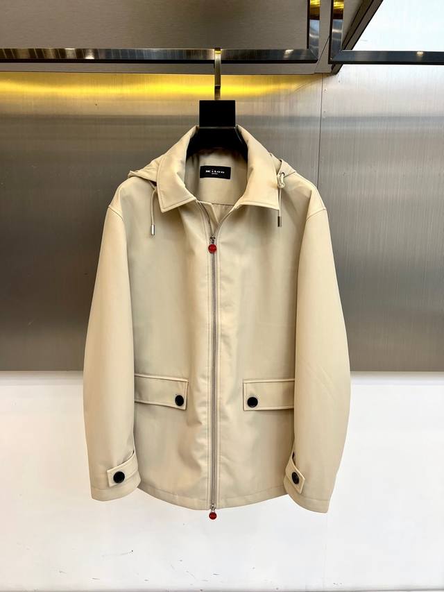 Kiton 奇顿、2025秋冬新品连帽夹克。以匠心细节诠释现代都市美学，重塑日常出行的从容姿态。适配多季节穿搭，轻松驾驭商务休闲多种风格 立体剪裁工艺：肩线精准